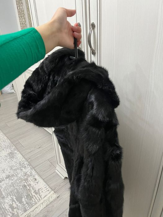 Шуба черная с капюшоном