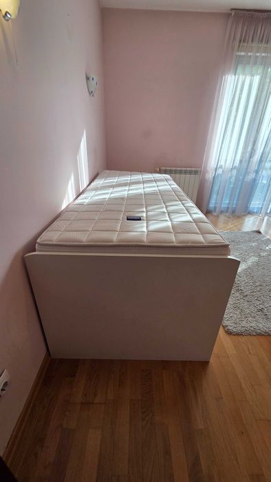 Продавам легло един персон втора употреба, включва матрак