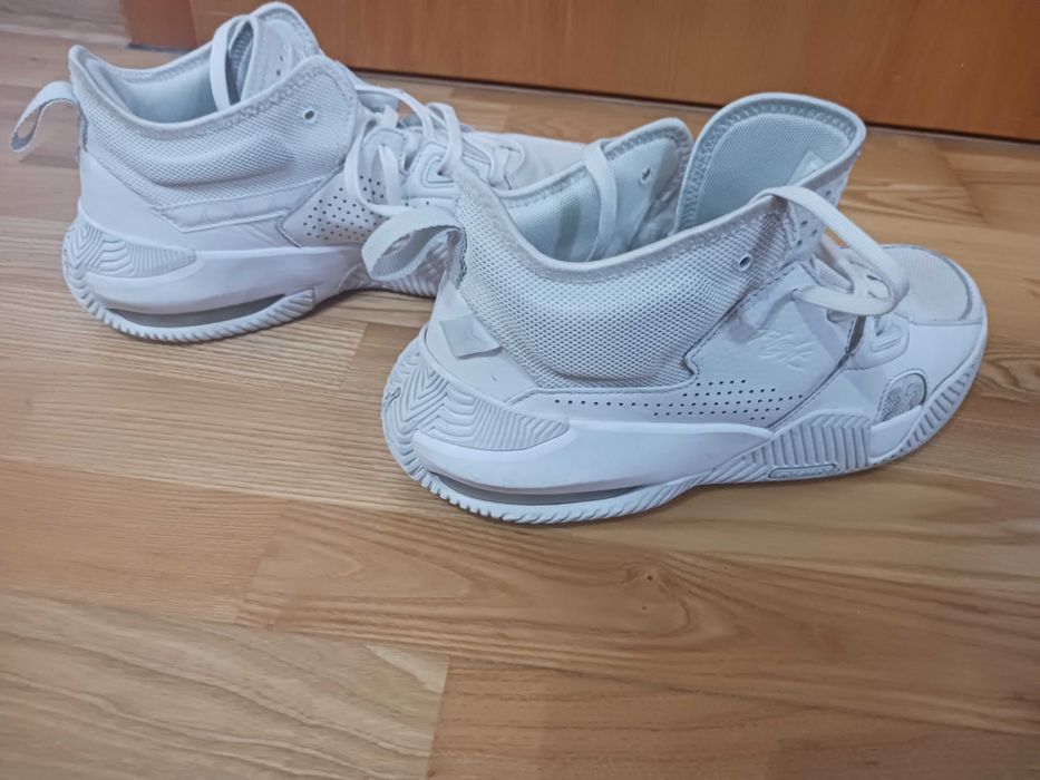 Vand incaltaminte Jordan marime 41