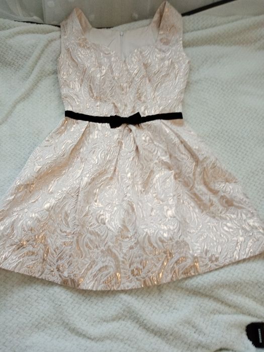 rochii xs din dantela ,paiete ,brocart si tull pret 150 lei lei
