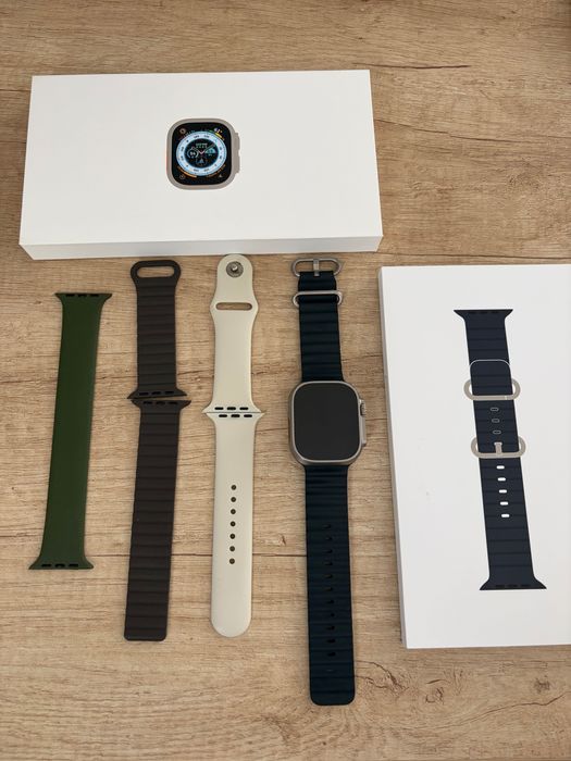Apple Watch Ultra 49mm Titanium с кутия и 4 каишки, отлично състояние