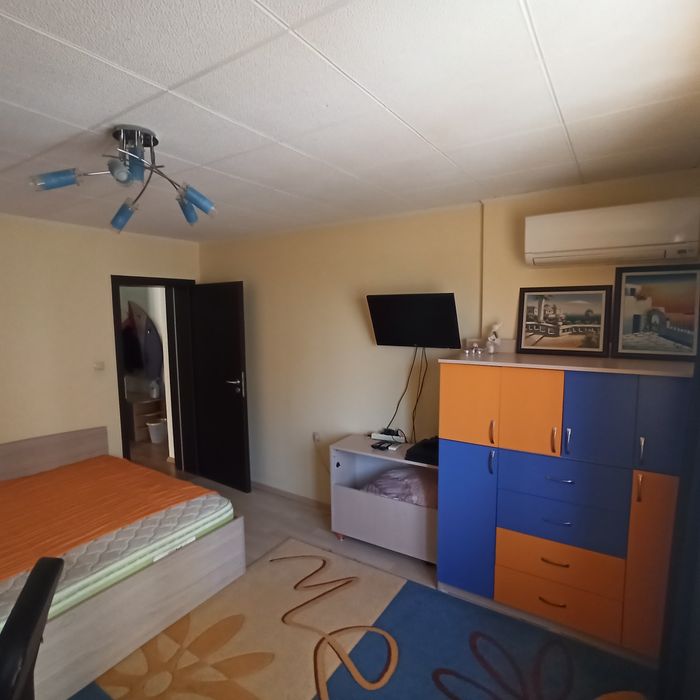 Агенция Селект предлага разкошен,светъл четиристаен апартамент,монолит