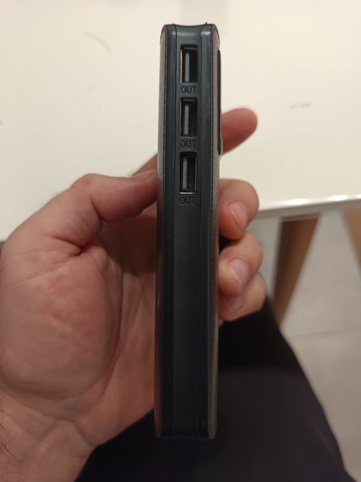 Vînd baterie externă de 5000mAm