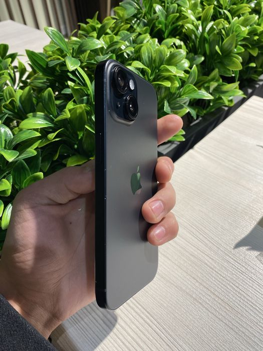 Айфон 15 черный цвет с гарантией телефон идельный аккумуллятор 92% сос