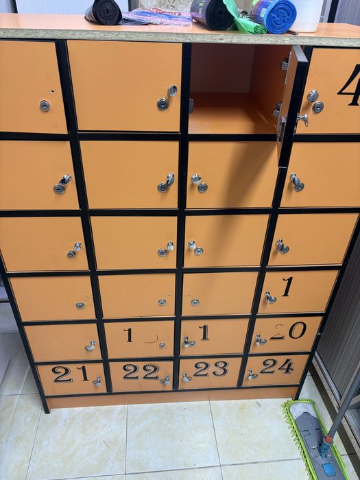 Шкаф с полками для вечещй