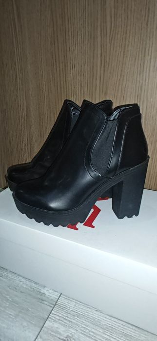 Обувки с ток     .