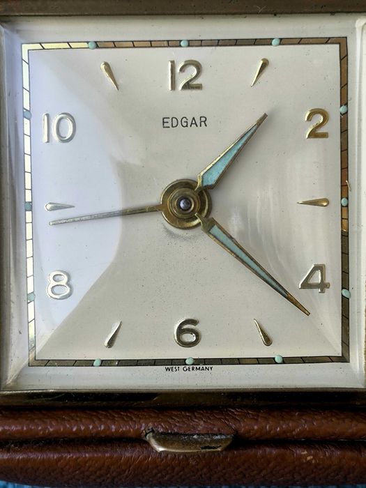 ceas vechi mecanic masa birou antichitati vintage arta colectie antik