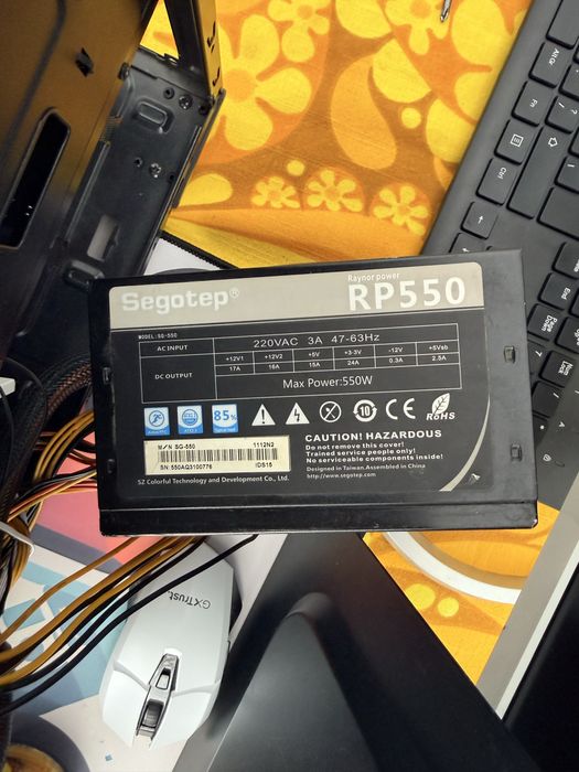 Vând sursă de alimentare Segotep RP550, cu o putere de 550W. A fost utilizată într-un sistem personal și a funcționat fără probleme.