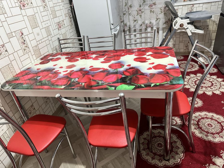 Кухонный стол со 6 стульями.140/80см