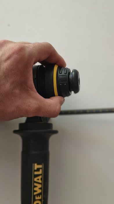 Перфоратор Dewalt DCH263