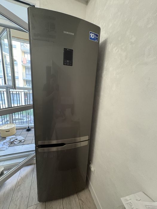 Продам холодильник Samsung 100000