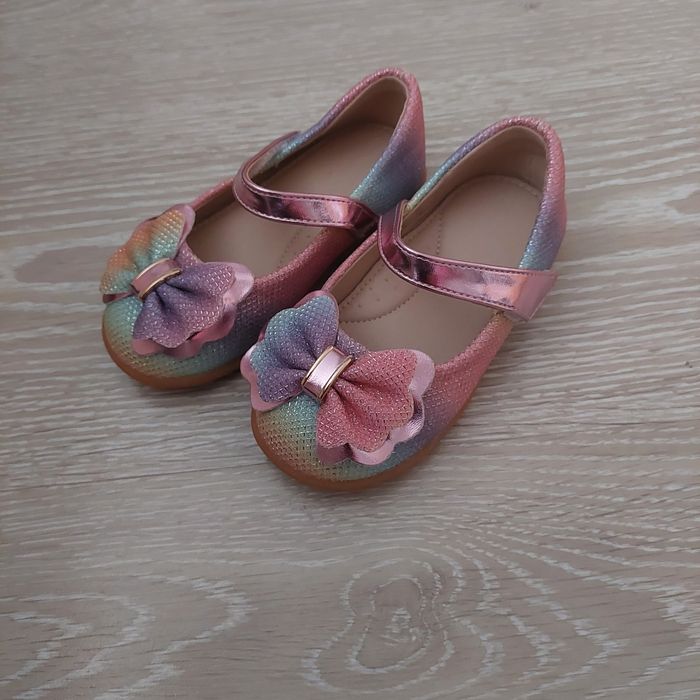 Детски пантофи и маратонки за момиче.