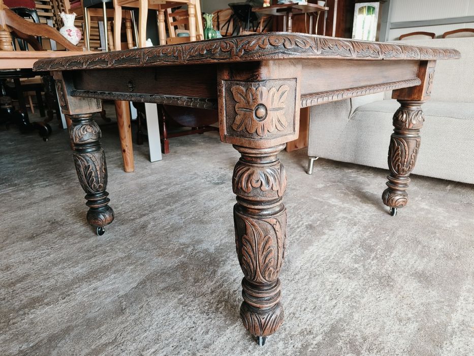 Антикварна трапезна маса с богата дърворезба