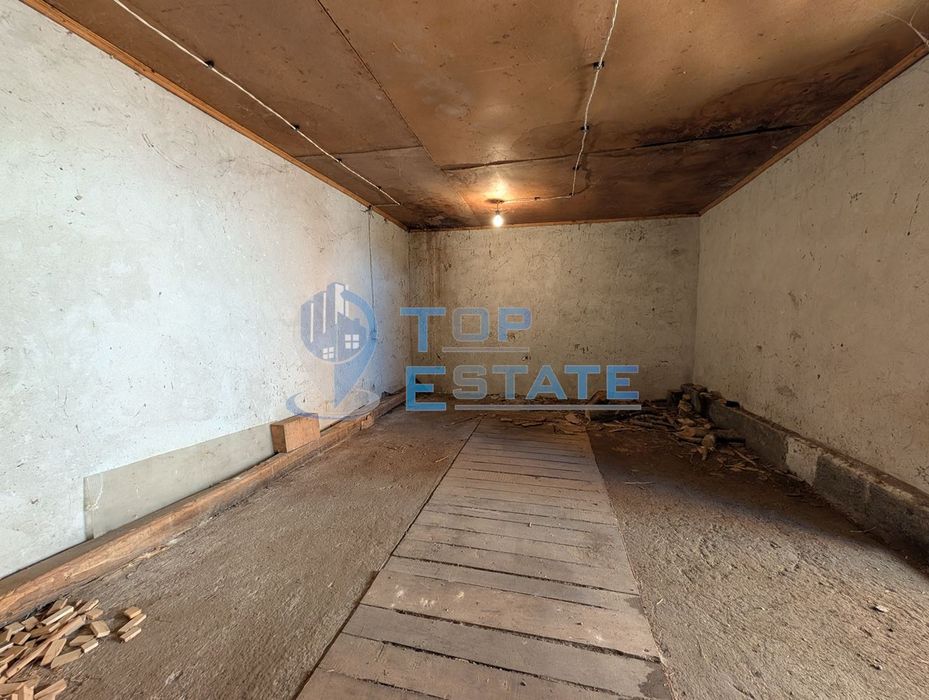 Едноетажна тухлена къща с гараж в село Павел