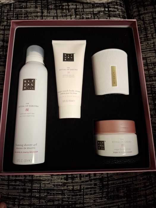 Подаръчен комплеkm The ritual of Sakura