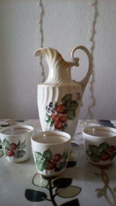Кувшин и стаканы