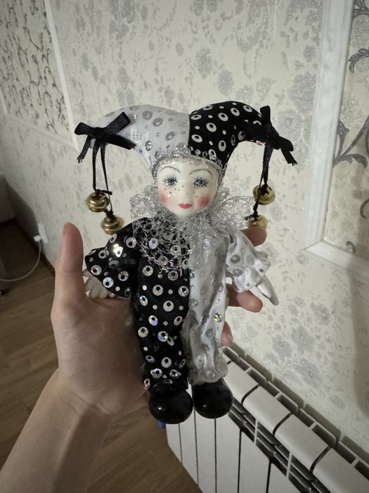 Продам Арлекина фарфоровая кукла