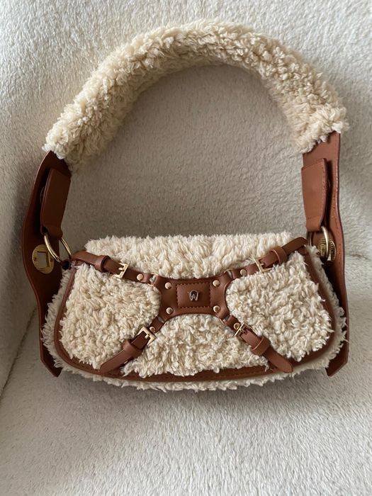 Уникална дамска чанта в кафяв цвят.