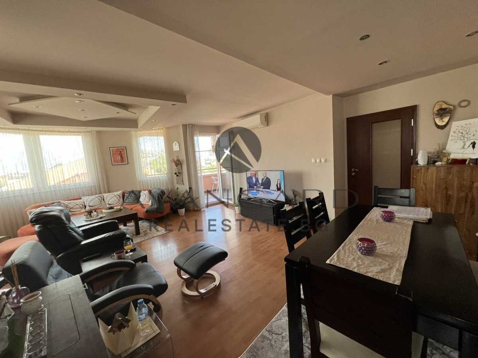 Продава се Тристаен апартамент в Пловдив, Кючук Париж - 113 кв.м за 2027 €/кв.м - Снимка #2