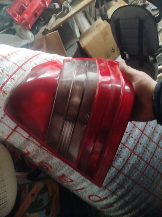 Задний правый фонарь w202