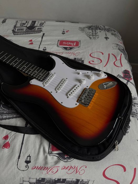 Электрогитара Stratocaster (Sunburst) — настроена и готова к игре