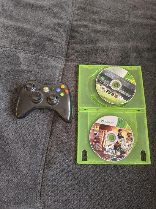 Vând pachet cu controler de Xbox 360 FIFA 16 și gta 5