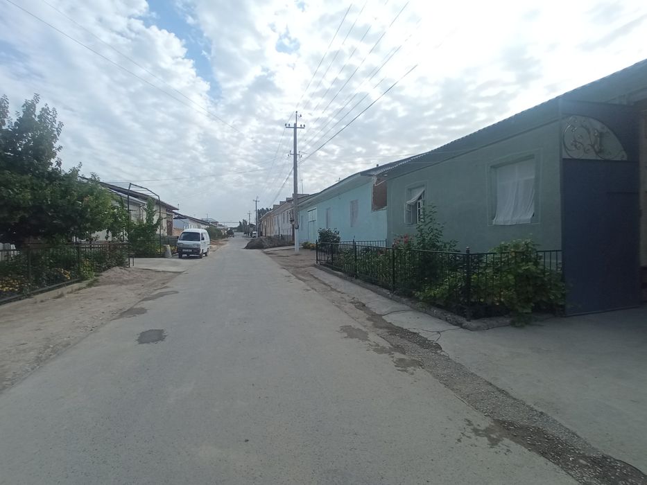 Yangi xayot gulzorda yer sotilad srochniyi 4 sotix 14 000$ mingdan 1 s