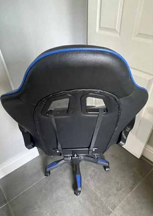 Удобен геймърски стол с поставка за крака и масажна лумбална възглавни