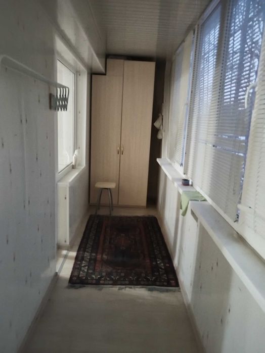 Двух комнатная в центре 10000