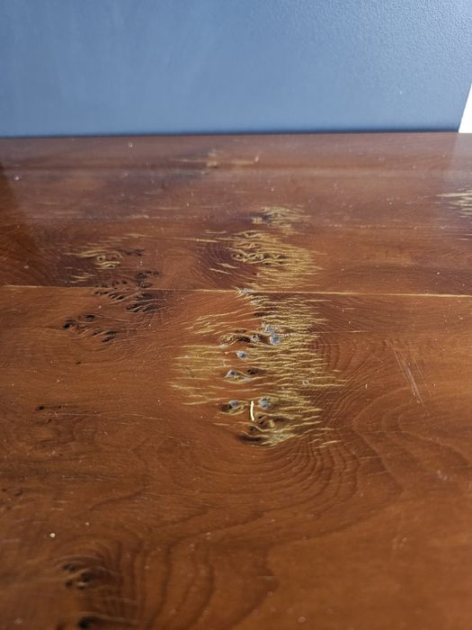 Шкаф за напитки изработен  с естествен  орехов фурнир