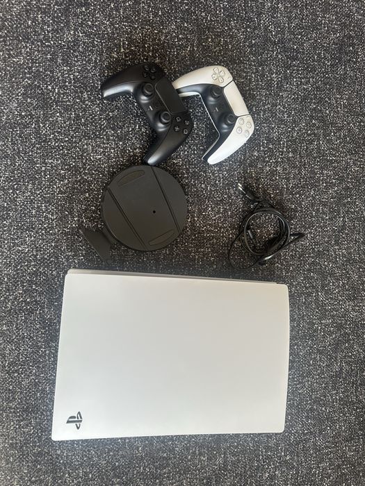 Consola PlayStation 5 Digital 825GB cu 2 controlere si dock de incarcare