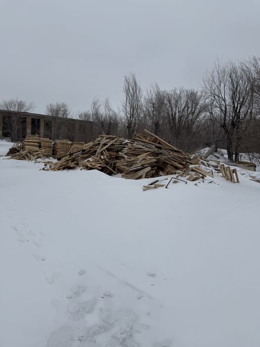 Поддоны деревянные дрова доски