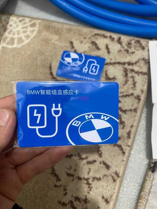 настенная зарядная станция BMW Wallbox для электромобилей и гибридов