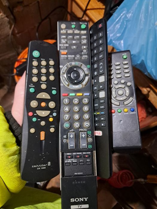 Продавам лот от различни дистанционни управления за телевизори, DVD и