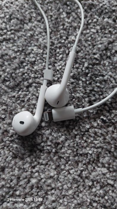 căști Apple EarPods cu conector Lightning.