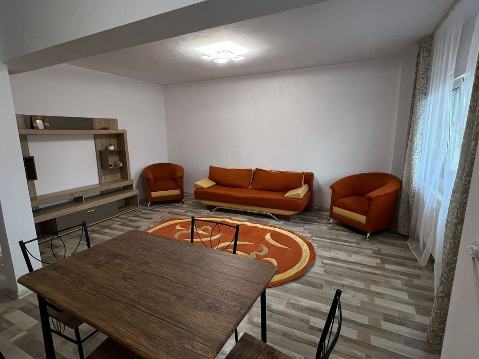 Apartament trei camere ultra central de închiriat