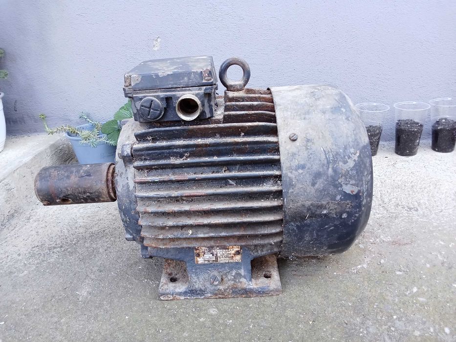 Vând motor trifazic electric!