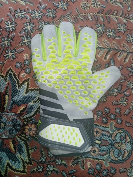 Вратарские перчатки