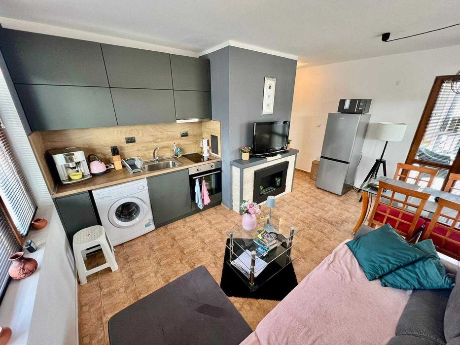 Тристаен апартамент в централната част, Първа линия, Ниска такса