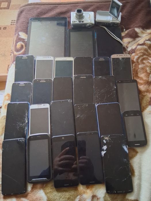 Vînd telefoane și 3 tablete defecte pentru piese