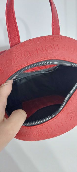 Малка червена раница