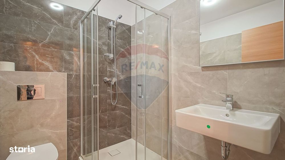 Apartament cu 3 camere, prima închiriere, în zona Tractorul