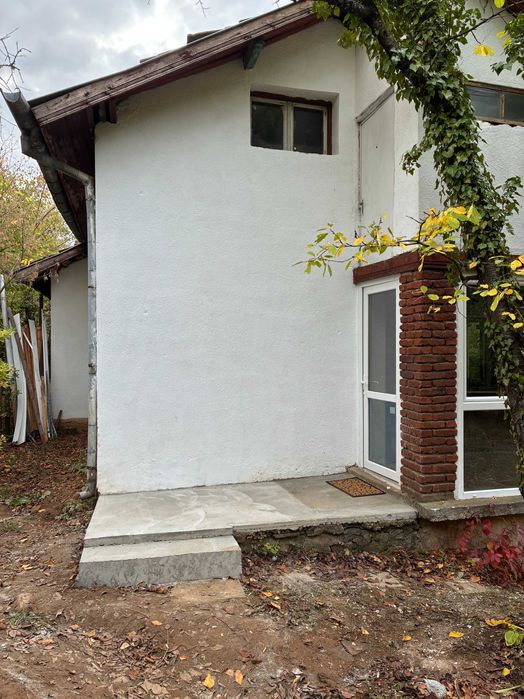 Продава се уютна къща на 25 км от София, в зеленина и спокойствие