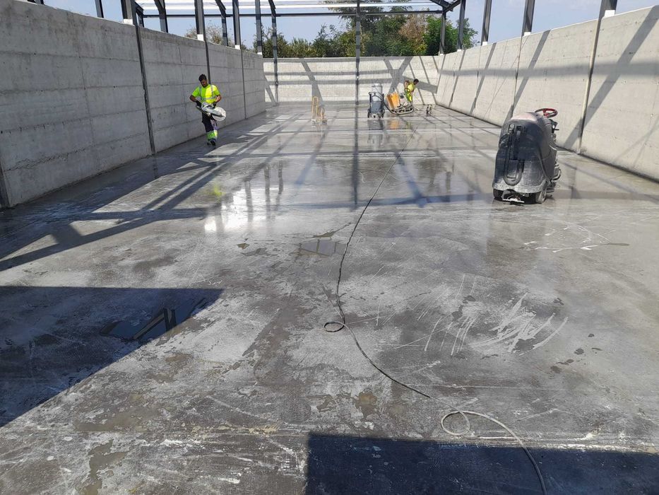 Executam constructi la rosu