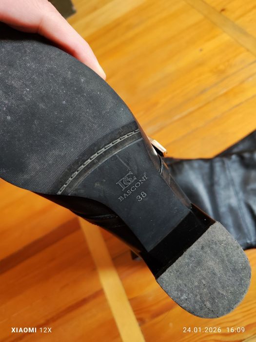 Женские сапоги, ботфорты. Кожаные. В отличном состоянии.  38 размер.