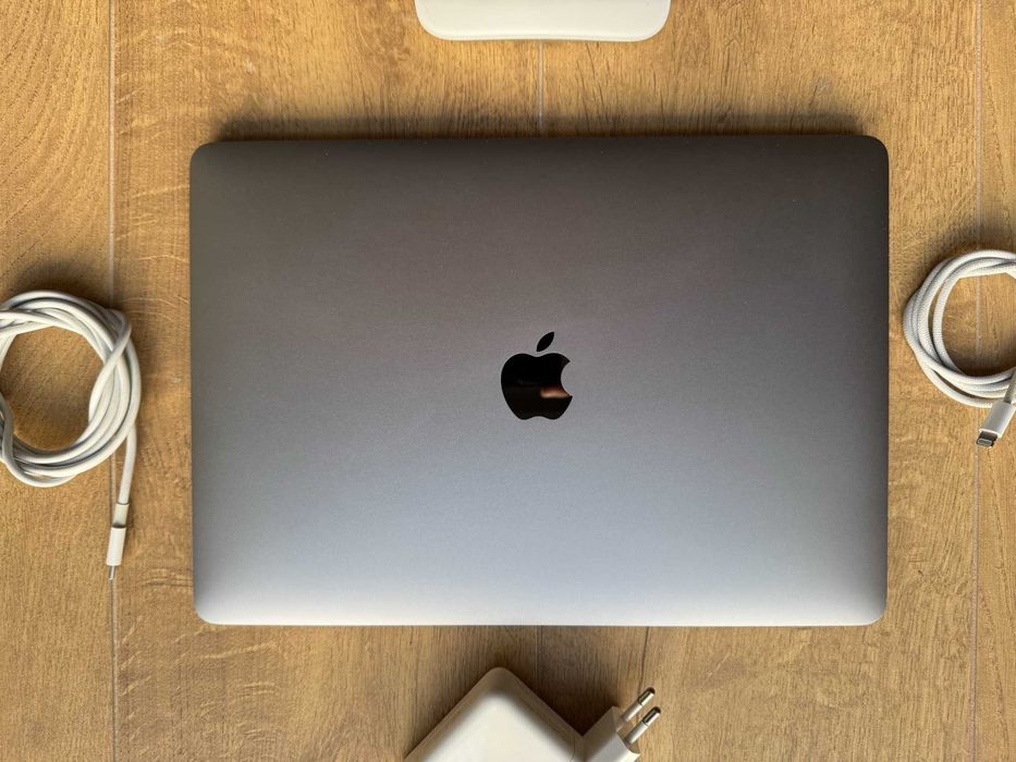 Apple Macbook Pro 13-inch 2018 - i7 - 16 GB RAM- 250 GB SSD + Apple Magic Mouse