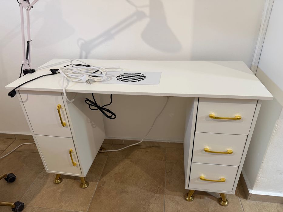 Бюро за маникюр чисто нов.