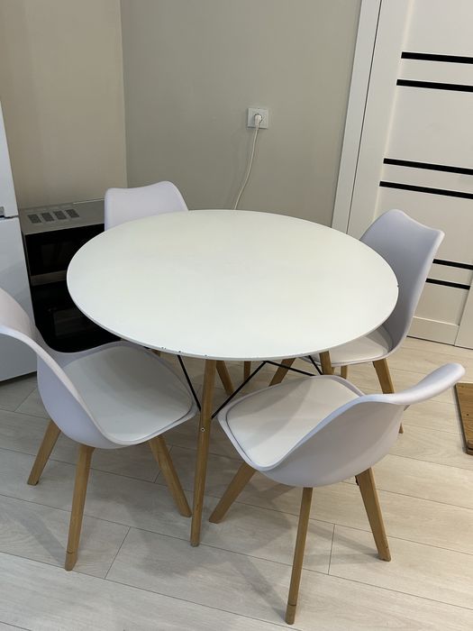 Продам стол с 4 стульями