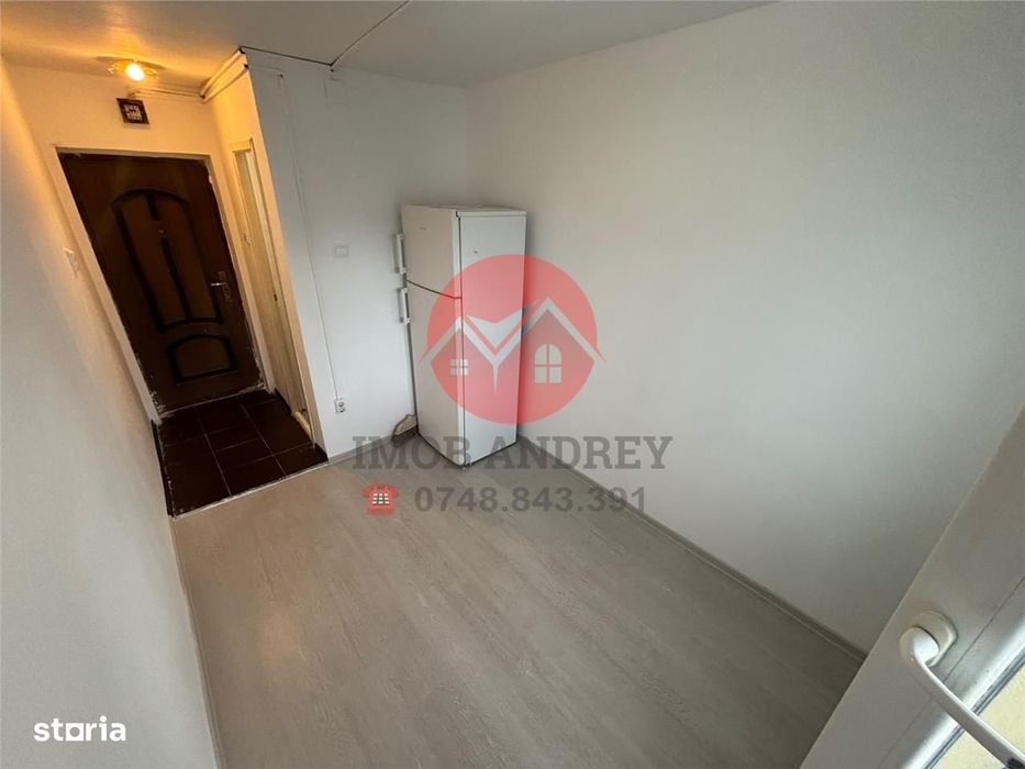 Garsoniera renovata complet, etaj 3, zona Vest