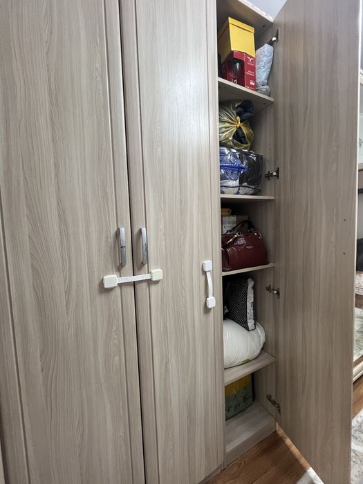 Продается угловой трех двернный шкаф